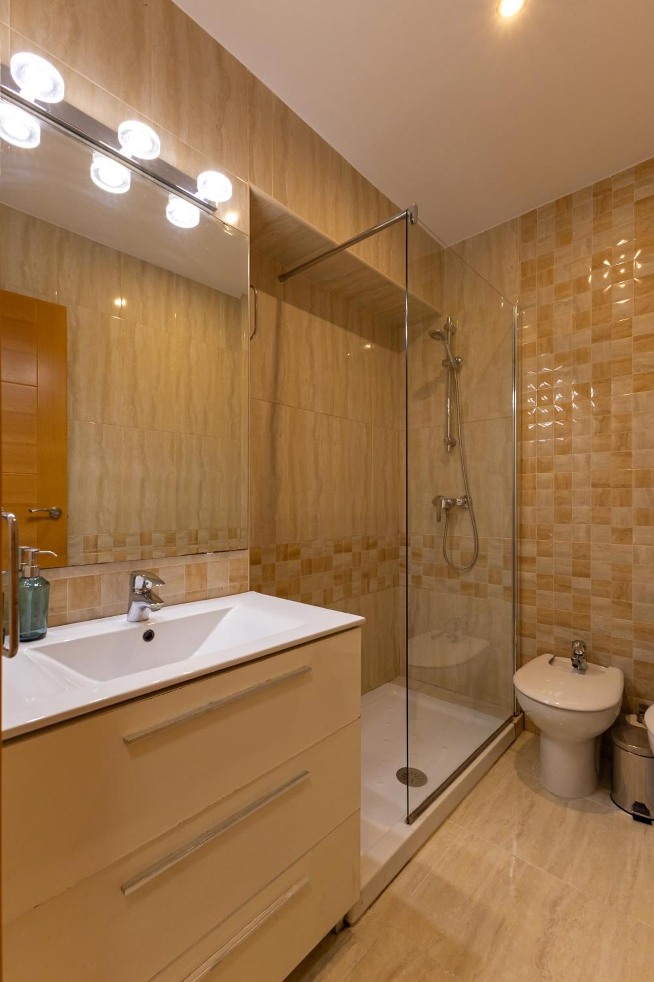 Charming 3 Bedroom Apartment At Triana Center By Oui Seville Luaran gambar